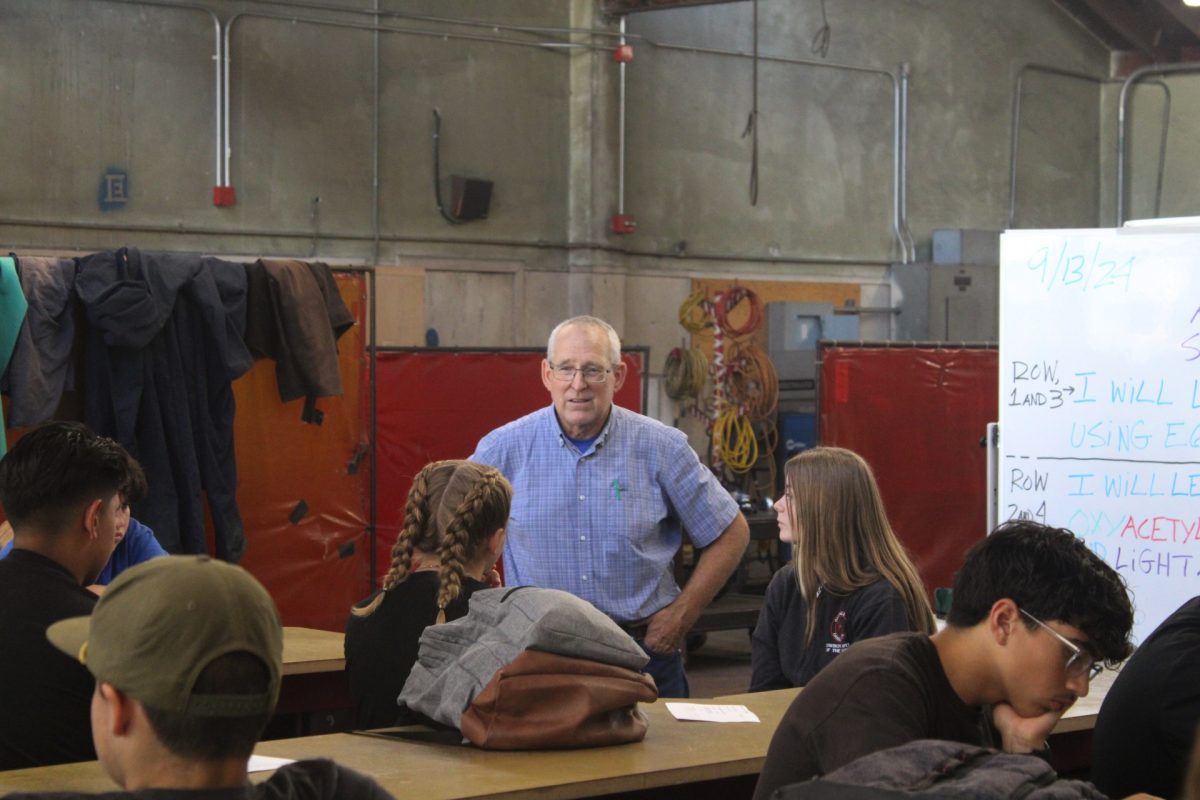 Mike Ellington teaching his class.